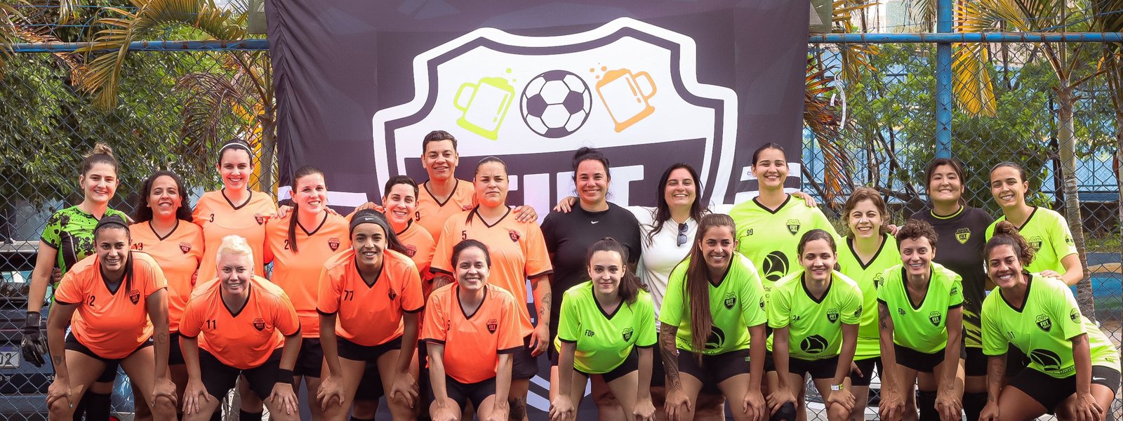 Time Fut das Parças em frente ao banner do clube