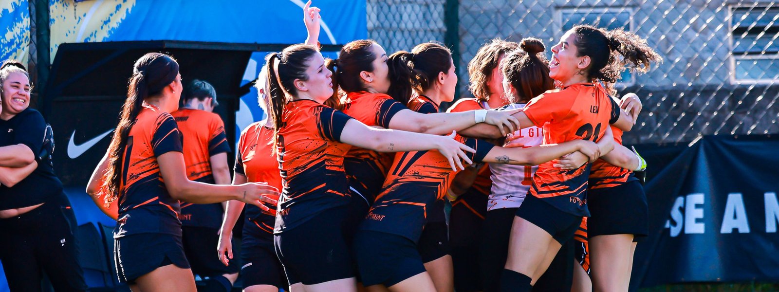 Time Fut das Parças comemorando abraçadas