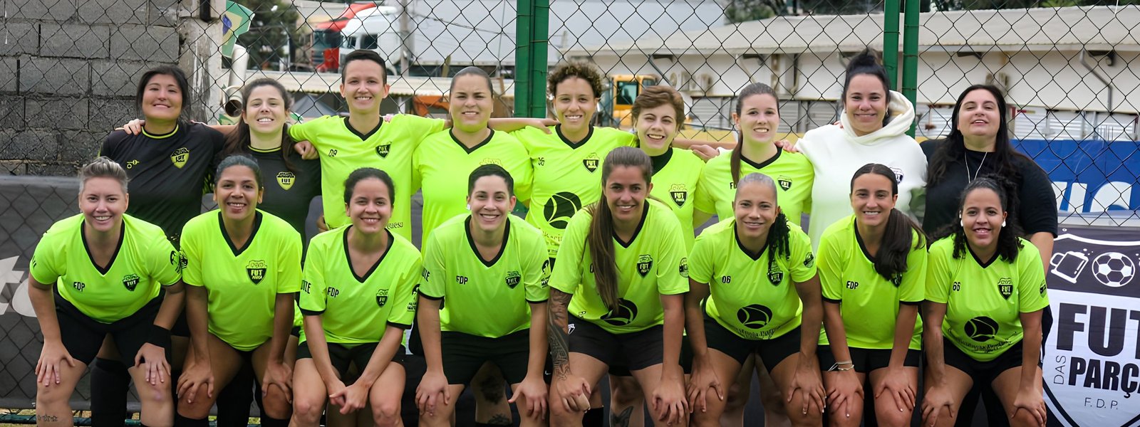 Time Fut das Parças posado em campo